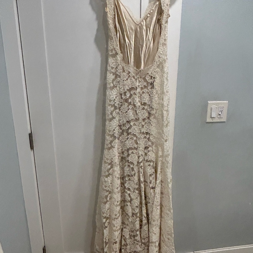 Monique Lhuillier Cream Lace Backless Dress wedding dress